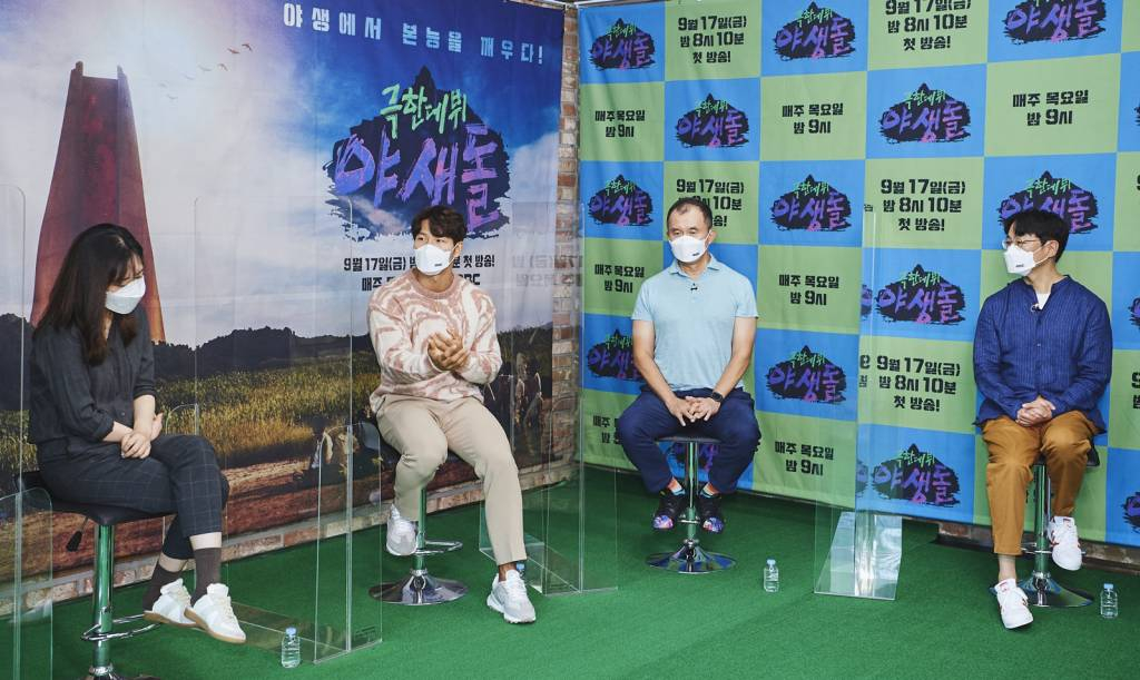 가수 김종국이 17일 오전 온라인으로 진행된 MBC 리얼 서바이벌 예능 '극한데뷔 야생돌' 제작발표회에 참석해 질의에 답하고 있다. '야생돌'은 총 45명의 지원자들이 야생에서 체력과 실력, 숨겨진 가능성을 고루 평가받으며 펼치는 극한의 데뷔 전쟁을 그린다. 오는 17일 오후 8시 10분 첫 방송된다. 추석 전 특별 편성을 통해 처음 시청자들과 만난 후, 추석 연휴 다음날인 오는 23일부터는 매주 목요일 오후 9시에 안방을 찾아간다. / 사진제공 = MBC /사진=김창현 기자 chmt@