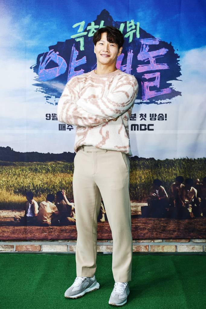 가수 김종국이 17일 오전 온라인으로 진행된 MBC 리얼 서바이벌 예능 '극한데뷔 야생돌' 제작발표회에 참석해 포즈를 취하고 있다. '야생돌'은 총 45명의 지원자들이 야생에서 체력과 실력, 숨겨진 가능성을 고루 평가받으며 펼치는 극한의 데뷔 전쟁을 그린다. 오는 17일 오후 8시 10분 첫 방송된다. 추석 전 특별 편성을 통해 처음 시청자들과 만난 후, 추석 연휴 다음날인 오는 23일부터는 매주 목요일 오후 9시에 안방을 찾아간다. / 사진제공 = MBC /사진=김창현 기자 chmt@