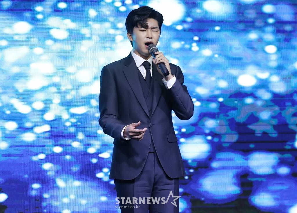 가수 임영웅이 15일 오후 서울 영등포구 여의도동 글래드 호텔에서 열린 머니투데이방송 주최 '2020 MTN 방송광고 페스티벌' 시상식에서 CF스타상을 수상한 뒤 축하공연을 선보이고 있다. /사진=김창현 기자 chmt@