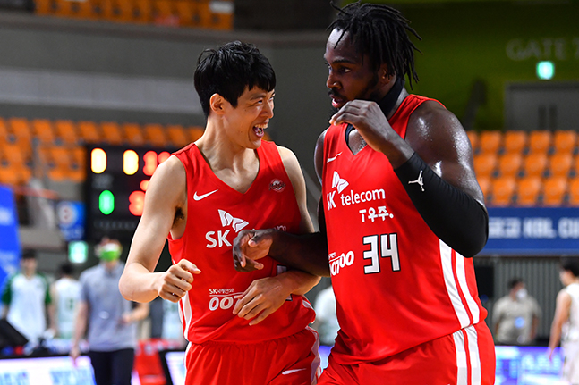 서울SK 김선형(왼쪽)과 자밀 워니. /사진=KBL
