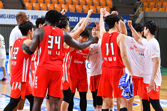 승리 후 기뻐하고 있는 서울SK 선수들. /사진=KBL