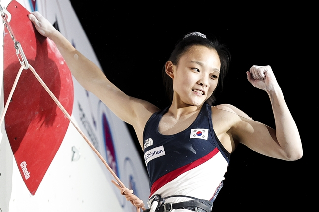 서채현이 2021 IFSC 세계선수권대회 리드 여자부 결승에서 완등 후 주먹을 불끈 쥐고 있다./사진=IFSC