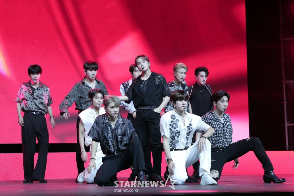 아이돌그룹 골든차일드가 2일 오후 온라인으로 진행된 정규 2집 '게임 체인저'(GAME CHANGER) 발매 기념 쇼케이스에서 멋진 무대를 선보이고 있다.  골든차일드의 이번 앨범 타이틀 곡 '라팜팜'(Ra Pam Pam)은 여러 인기 K팝 가수들과 작업한 당케(Danke)와 스타더스트(Stardust)의 작품으로, 심장이 뛰는 소리를 표현한 의성어에서 제목을 따와 불안하고 혼란스러운 상황 속에서 희망을 향해 나아가는 가슴 벅찬 의지를 담았다. / 사진제공 = 울림엔터테인먼트