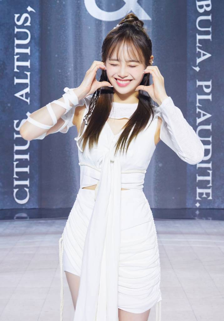 걸그룹 '이달의 소녀' 츄가 28일 오후 온라인 생중계로 진행된 네 번째 미니앨범 '&'(앤드) 발매 쇼케이스에 앞서 포즈를 취하고 있다. /사진제공=블록베리크리에이티브 2021.06.28 /사진=이동훈 기자 photoguy@