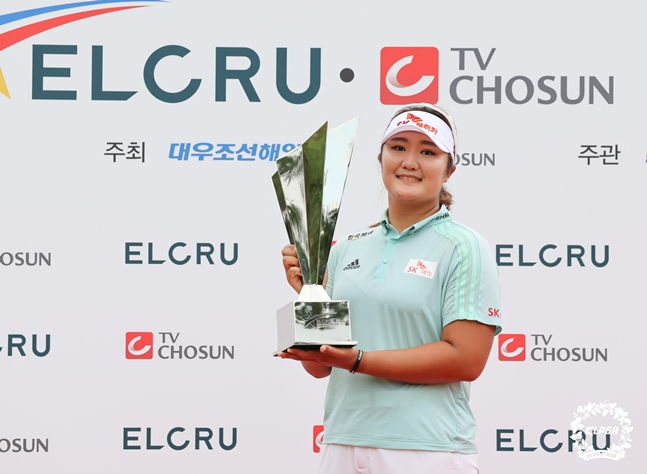 유해란이 엘크루-TV조선 프로 셀러브리티 2021 우승트로피를 들고 포즈를 취하고 있다./사진=KLPGA