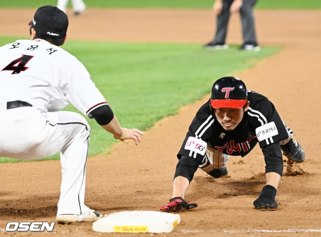 LG 김용의(오른쪽)가 25일 KT전 8회 1루에서 투수 견제구에 황급히 귀루하고 있다. 김용의는 곧이은 견제구에 결국 아웃 판정을 받았다. 왼쪽은 KT 1루수 오윤석. /사진=OSEN