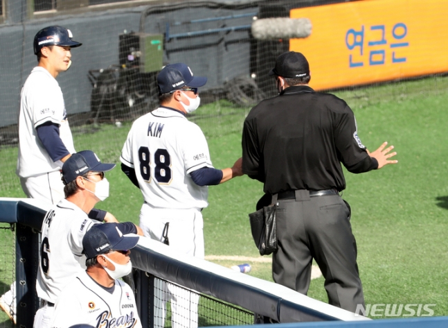 26일 잠실 한화-두산전에서 4회초 마친 후 심판에게 한화의 응원에 대해 항의하고 있는 김태형 두산 감독(가운데). /사진=뉴시스