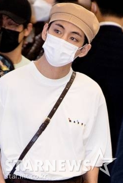 그룹 방탄소년단(BTS) 뷔가 미국 뉴욕에서 열린 제76차 유엔총회(UNGA) 일정을 마치고 24일 오전 인천국제공항 제2여객터미널을 통해 귀국하고 있다. 방탄소년단은 지난 20일(한국시간 오후 9시) 미국 뉴욕에서 열린 제76차 유엔총회(UNGA)에서 '미래세대와 문화를 위한 대통령 특별사절' 자격으로 '지속 가능발전 목표(SDG) 모멘트' 개회 세션에서 연설과 퍼포먼스를 펼쳤다. 2021.09.24 /사진=김창현 기자 chmt@