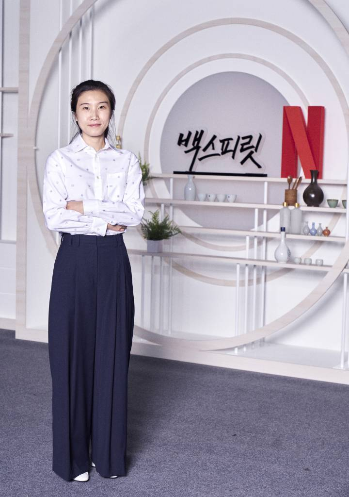 박희연 PD가 27일 오전 온라인 생중계로 진행된 넷플릭스 예능 '백스피릿' 제작발표회에 참석해 포즈를 취하고 있다. 백종원이 한국을 대표하는 다양한 분야의 사람들을 만나, 매회 다른 우리나라 술을 테마로 미처 몰랐던 술에 대한 모든 것과 인생을 이야기하는 넷플릭스 시리즈 '백스피릿'은 10월 1일 오픈된다. /사진제공=넷플릭스 2021.09.27