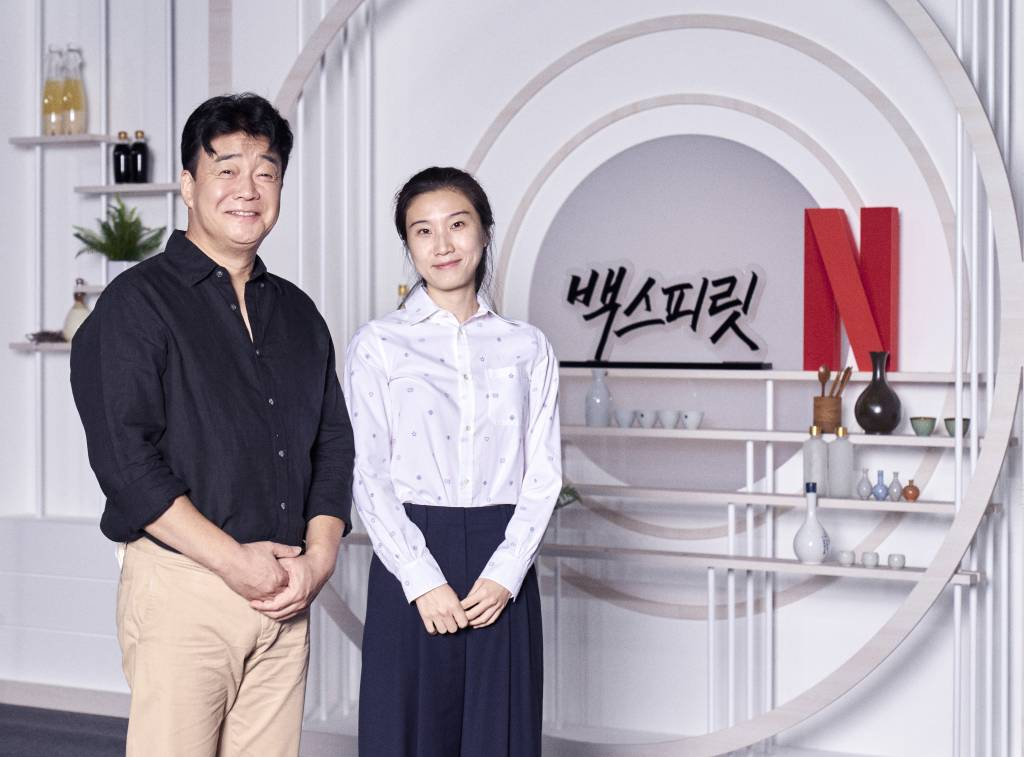 요리연구가 백종원, 박희연 PD가 27일 오전 온라인 생중계로 진행된 넷플릭스 예능 '백스피릿' 제작발표회에 참석해 포즈를 취하고 있다. 백종원이 한국을 대표하는 다양한 분야의 사람들을 만나, 매회 다른 우리나라 술을 테마로 미처 몰랐던 술에 대한 모든 것과 인생을 이야기하는 넷플릭스 시리즈 '백스피릿'은 10월 1일 오픈된다. /사진제공=넷플릭스 2021.09.27 /사진=이동훈 기자 photoguy@