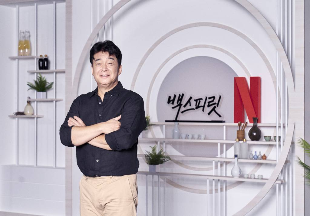 요리연구가 백종원이 27일 오전 온라인 생중계로 진행된 넷플릭스 예능 '백스피릿' 제작발표회에 참석해 포즈를 취하고 있다. 백종원이 한국을 대표하는 다양한 분야의 사람들을 만나, 매회 다른 우리나라 술을 테마로 미처 몰랐던 술에 대한 모든 것과 인생을 이야기하는 넷플릭스 시리즈 '백스피릿'은 10월 1일 오픈된다. /사진제공=넷플릭스 2021.09.27 /사진=이동훈 기자 photoguy@