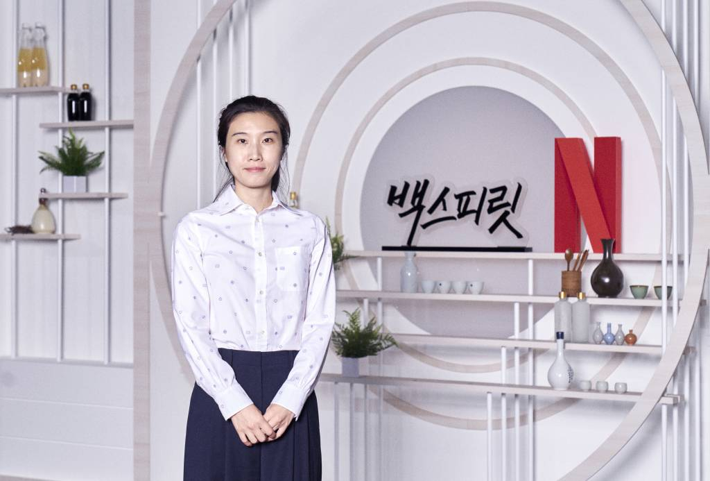 박희연 PD가 27일 오전 온라인 생중계로 진행된 넷플릭스 예능 '백스피릿' 제작발표회에 참석해 포즈를 취하고 있다. 백종원이 한국을 대표하는 다양한 분야의 사람들을 만나, 매회 다른 우리나라 술을 테마로 미처 몰랐던 술에 대한 모든 것과 인생을 이야기하는 넷플릭스 시리즈 '백스피릿'은 10월 1일 오픈된다. /사진제공=넷플릭스 2021.09.27 /사진=이동훈 기자 photoguy@
