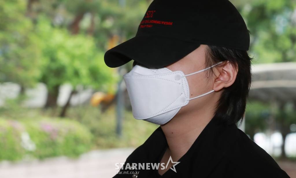 음주 교통사고를 내고 운전자를 바꿔치기한 혐의로 기소된 가수 노엘(본명 장용준)이 7일 오후 서울 마포구 서울서부지법에서 진행된 2차 공판에 참석하기 위해 청사로 들어서고 있다. /사진=이동훈 기자 photoguy@