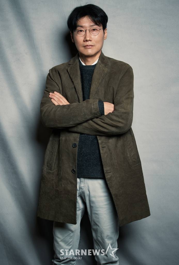 넷플릭스 오리지널 드라마 '오징어게임' 황동혁 감독이 28일 오전 진행된 온라인 라운드 인터뷰를 위해 포즈를 취하고 있다. 456억 원의 상금이 걸린 의문의 서바이벌에 참가한 사람들이 최후의 승자가 되기 위해 목숨을 걸고 극한의 게임에 도전하는 이야기를 담은 '오징어게임'은 넷플릭스 전세계 TV 프로그램 부문에서 1위를 차지하며 글로벌 인기를 누리고 있다. /사진제공=넷플릭스 2021.09.28 /사진=이동훈 기자 photoguy@