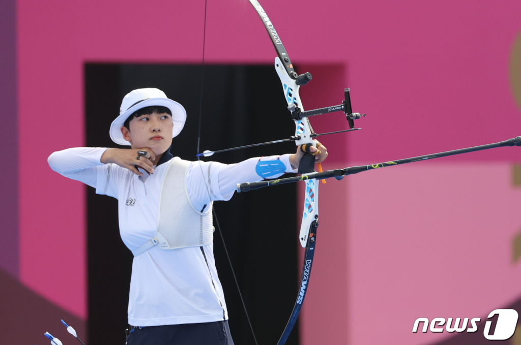 (도쿄=뉴스1) 송원영 기자 = 양궁 안산이 30일 일본 도쿄 유메노시마 공원 양궁장에서 열린 '2020 도쿄올림픽' 여자 개인전 8강에서 인도의 디피카 쿠마리를 상대로 경기를 하고 있다. 2021.7.30/뉴스1