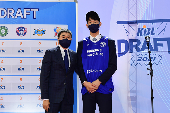 28일 KBL 신인 드래프트에서 전체 1순위로 서울 삼성의 지명을 받은 이원석(오른쪽)과 이상민 삼성 감독. /사진=KBL