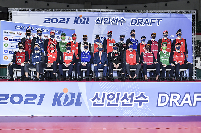 28일 잠실실내체육관에서 열린 2021 KBL 신인 드래프트에서 각 구단들의 지명을 받은 선수들이 기념사진을 촬영하고 있다. /사진=KBL