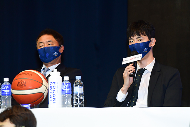 30일 프로농구 미디어데이에 참석한 전주 KCC 송교창(오른쪽). /사진=KBL