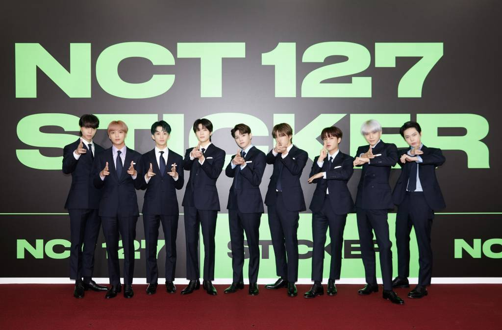 그룹 NCT 127이 17일 오전 온라인 생중계로 진행된 정규 3집 'Sticker' 발매 기념 기자간담회에 앞서 포즈를 취하고 있다. 이번 앨범에는 중독성 강한 타이틀 곡 'Sticker'를 비롯해 'Lemonade', 'Breakfast', '같은 시선 (Focus)', '내일의 나에게 (The Rainy Night)', 'Far', 'Bring The Noize', 'Magic Carpet Ride', 'Road Trip', 'Dreamer', '다시 만나는 날 (Promise You)' 등 다양한 장르의 총 11곡이 수록돼 있다. /사진=이동훈 기자 photoguy@