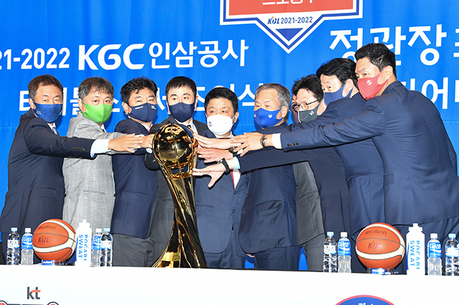 30일 서울 JW메리어트호텔에서 열린 2021~2022 KGC인삼공사 정관장 프로농구 미디어데이에 참석한 10개 구단 사령탑들이 기념사진을 촬영하는 모습. /사진=KBL