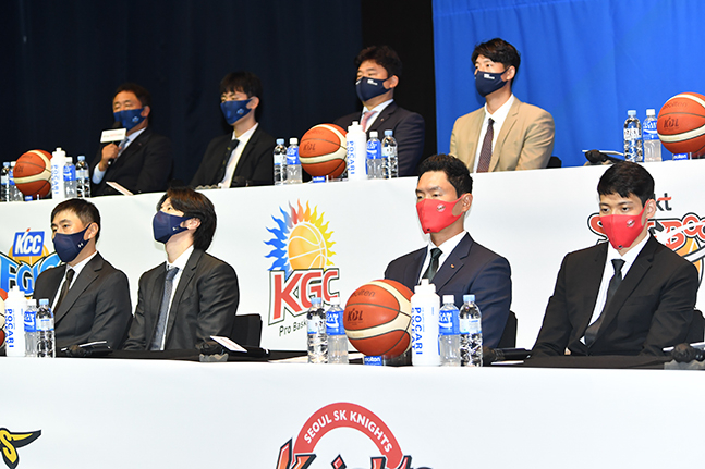 30일 서울 JW메리어트호텔에서 열린 2021~2022 KGC인삼공사 정관장 프로농구 미디어데이에 참석한 각 구단 감독과 대표 선수들의 모습. /사진=KBL
