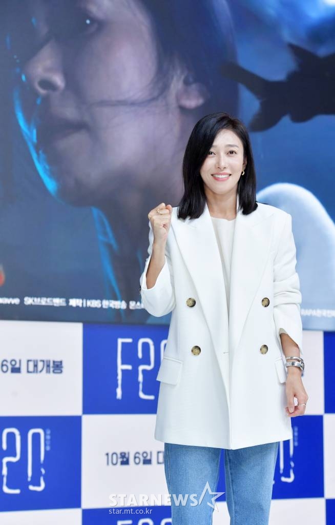 배우 장영남이 30일 오후 온라인으로 생중계된 영화 'F20' 기자간담회에 참석해 포즈를 취하고 있다. 'F20'은 아들의 조현병을 숨기고 싶은 엄마의 아파트에 같은 병을 앓고 있는 아들을 둔 또 다른 엄마가 이사를 오면서 벌어지는 서스펜스 스릴러를 다룬 작품이다. 10월 6일 개봉. / 사진제공 = KBS /사진=김창현 기자 chmt@