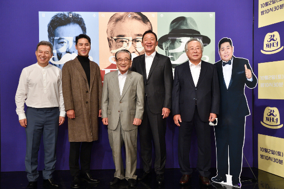 KBS 2TV 새 예능 프로그램 '新가족관계증명서 갓파더'의 김갑수(사진 맨 왼쪽부터 오른쪽으로), 장민호, 이순재, 허재, 주현, 문세윤./사진=KBS
