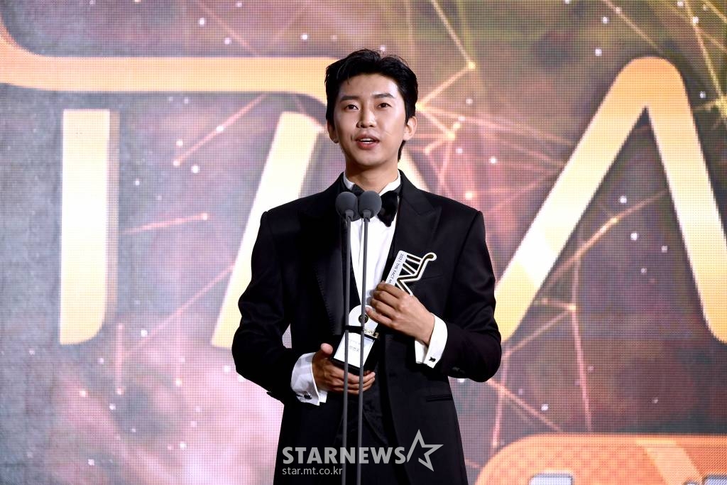 가수 임영웅이 2일 오후 온라인 생중계로 진행된 2021 더팩트 뮤직 어워즈(TMA) 시상식에서 팬앤스타 트로트 인기상 및 팬앤스타 최애상을 수상한 뒤 소감을 밝히고 있다. /사진제공=더팩트뮤직어워즈 2021.10.02 /사진=이동훈 기자 photoguy@