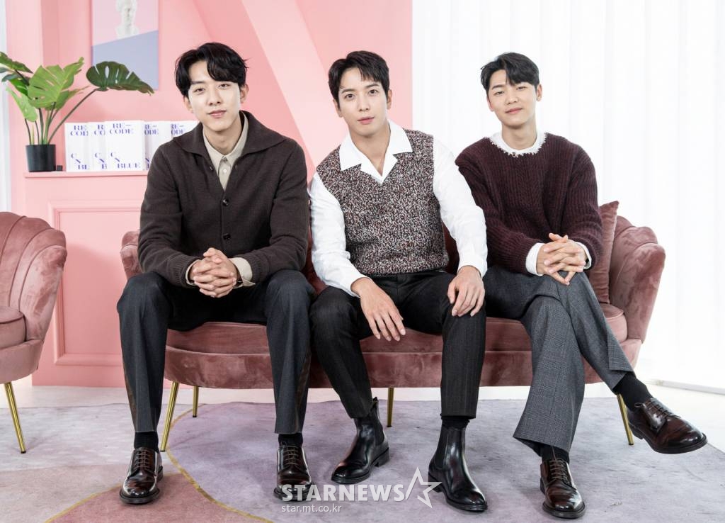 밴드 씨엔블루가 17일 오후 진행된 여덟 번째 미니앨범 'RE-CODE' 발매 기념 온라인 음악감상회에서 포즈를 취하고 있다.씨엔블루가 3년 8개월 만에 발매하는 이번 앨범 'RE-CODE'는 팀명인 'Code Name BLUE'를 다시 정의한다는 의미다. 밴드로서 변함없는 팀워크를 보여주며 음악적 완성도는 높이고, 편안함과 여유로움을 더해 새로운 2막을 열겠다는 마음이 담겼다. / 사진제공 = FNC엔터테인먼트 /사진=김창현 기자 chmt@