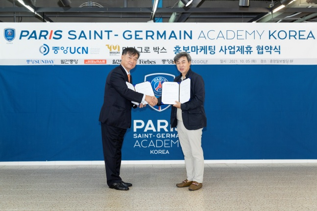 김기범(왼쪽) 미라그로박스 이사와 김영승 중앙UCN 대표이사. /사진=중앙UCN 제공