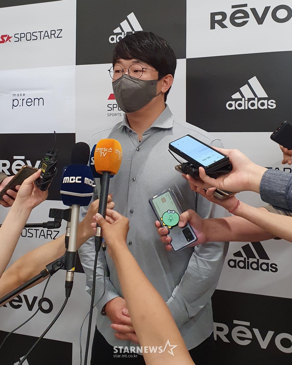 양현종이 5일 인천국제공항 제2터미널을 통해 귀국한 뒤 취재진과 인터뷰를 하고 있다. /사진=김동윤 기자