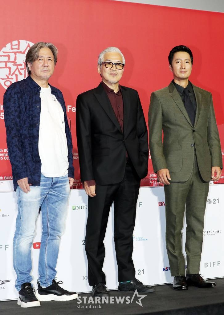 임상수 감독(가운데), 배우 최민식, 박해일이 6일 오후 부산 해운대구 영화의전당 중극장에서 진행된 제26회 부산국제영화제(BIFF) 개막작 '행복의 나라로' 기자회견에 참석해 포즈를 취하고 있다. '행복의 나라로'는 시간이 없는 탈옥수 '203'(최민식 분)과 돈이 없는 환자 '남식'(박해일)이 우연히 거액의 돈을 손에 넣고 인생의 화려한 엔딩을 꿈꾸며 특별한 동행을 하는 유쾌하면서도 서정적인 로드무비다. 2021.10.06 /사진=김창현 기자 chmt@