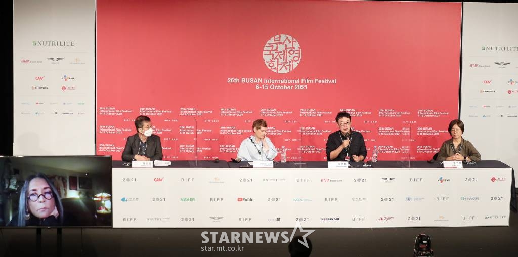 장준환 감독이 7일 오후 부산 해운대구 우동 KNN시어터에서 진행된 제26회 부산국제영화제 뉴커런츠 심사위원 기자회견에서 질의에 답하고 있다. 2021.10.07 /사진=김창현 기자 chmt@