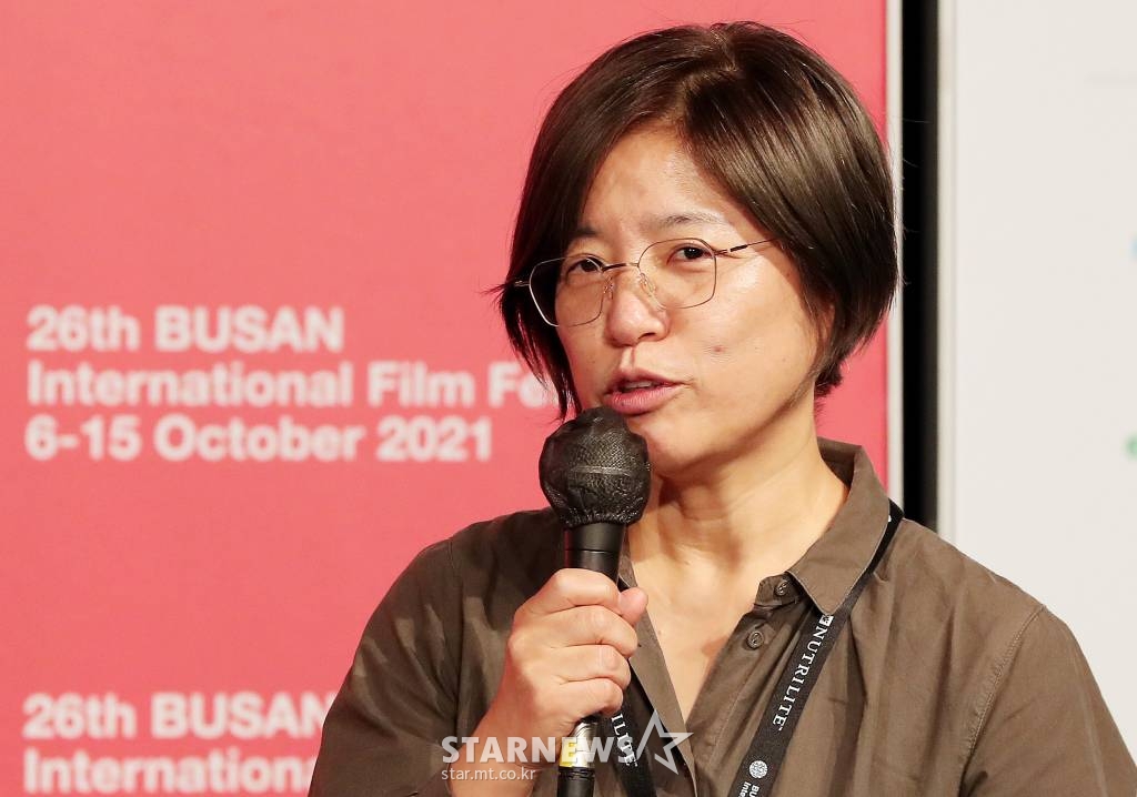정재은 감독이 7일 오후 부산 해운대구 우동 KNN시어터에서 진행된 제26회 부산국제영화제 뉴커런츠 심사위원 기자회견에서 질의에 답하고 있다. 2021.10.07 /사진=김창현 기자 chmt@