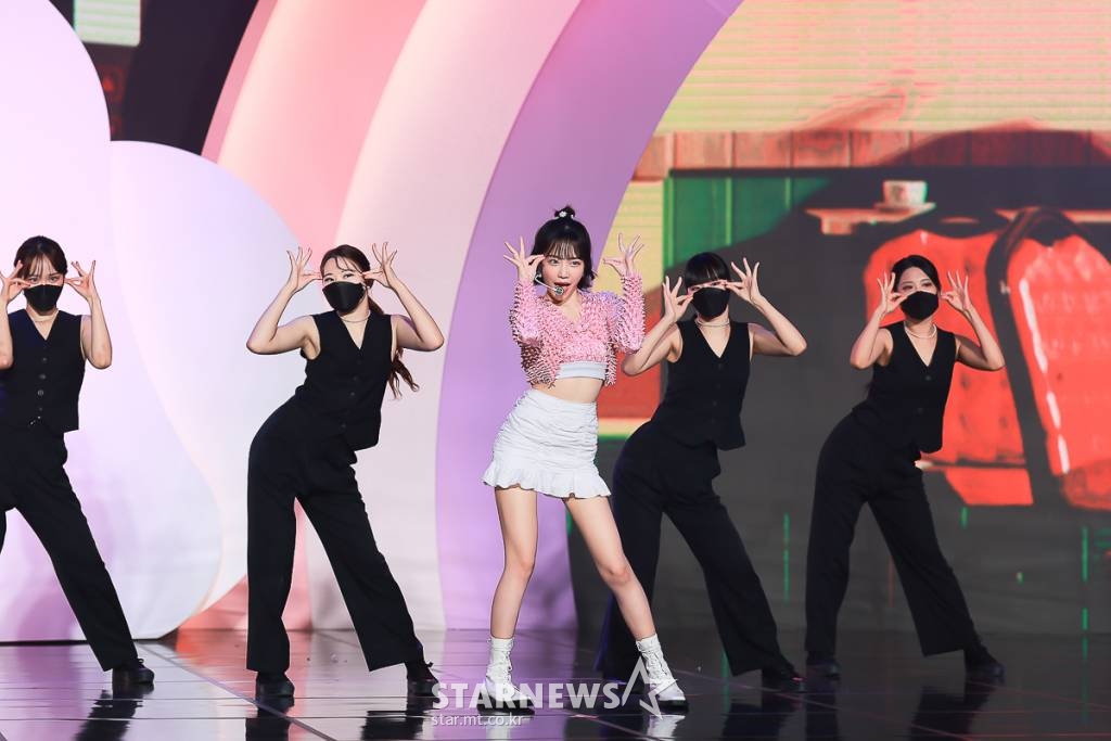 그룹 아이즈원 메인 보컬 출신 가수 조유리가 7일 오후 온라인 생중계로 진행된 솔로 데뷔 싱글 앨범 'GLASSY' 발매기념 쇼케이스에서 신곡을 선보이고 있다. 첫 번째 싱글 앨범 'GLASSY'는 조유리의 음악적 스펙트럼을 느낄 수 있는 총 3개 트랙으로 구성됐다. 어디서든 투명하게 빛을 내는 '유리다운' 매력을 담아낸 타이틀곡 'GLASSY', 로맨틱한 무드가 인상적인 미디엄 템포곡 'Express Moon'(익스프레스 문), SG워너비 이석훈과의 콜라보레이션으로 화제를 모은 감성 듀엣곡 '가을 상자'까지 각기 다른 장르의 곡들이 수록됐다. /사진제공=웨이크원 2021.10.07 /사진=이동훈 기자 photoguy@
