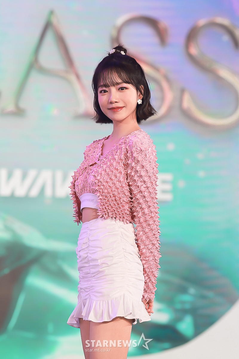 그룹 아이즈원 메인 보컬 출신 가수 조유리가 7일 오후 온라인 생중계로 진행된 솔로 데뷔 싱글 앨범 'GLASSY' 발매기념 쇼케이스에 앞서 포즈를 취하고 있다. 첫 번째 싱글 앨범 'GLASSY'는 조유리의 음악적 스펙트럼을 느낄 수 있는 총 3개 트랙으로 구성됐다. 어디서든 투명하게 빛을 내는 '유리다운' 매력을 담아낸 타이틀곡 'GLASSY', 로맨틱한 무드가 인상적인 미디엄 템포곡 'Express Moon'(익스프레스 문), SG워너비 이석훈과의 콜라보레이션으로 화제를 모은 감성 듀엣곡 '가을 상자'까지 각기 다른 장르의 곡들이 수록됐다. /사진제공=웨이크원 2021.10.07 /사진=이동훈 기자 photoguy@