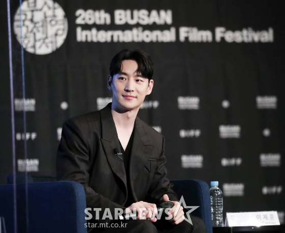 배우 이제훈이 7일 오후 부산 해운대구 우동 KNN시어터에서 열린 제26회 부산국제영화제 액터스 하우스에 참석해 미소를 짓고 있다. 2021.10.07 /사진=김창현 기자 chmt@