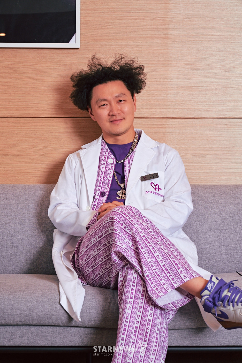 가수 겸 배우 양동근이 8일 오전 온라인 생중계로 진행된 티빙 오리지널 '힙합 메디컬 시트콤-EMERGENCY' 제작발표회에 앞서 포즈를 취하고 있다. '이머전시'는 엠넷 힙합 서바이벌 프로그램 '쇼미더머니' 10주년을 맞아 티빙에서 선보이는 시트콤으로, 과열경쟁이 이뤄지고 있는 한국 힙합계에서 쉼 없이 달려 지쳐버린 래퍼들을 위한 프로그램이다. /사진제공=티빙 2021.10.08 /사진=이동훈 기자 photoguy@