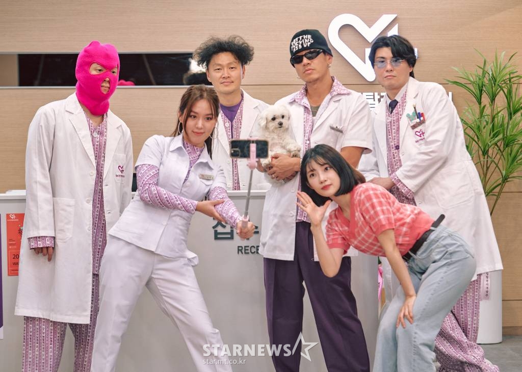 마미손, 김희정, 양동근, 뱃사공, 카더가든, 유키카가 8일 오전 온라인 생중계로 진행된 티빙 오리지널 '힙합 메디컬 시트콤-EMERGENCY' 제작발표회에 앞서 포즈를 취하고 있다. '이머전시'는 엠넷 힙합 서바이벌 프로그램 '쇼미더머니' 10주년을 맞아 티빙에서 선보이는 시트콤으로, 과열경쟁이 이뤄지고 있는 한국 힙합계에서 쉼 없이 달려 지쳐버린 래퍼들을 위한 프로그램이다. /사진제공=티빙 2021.10.08 /사진=이동훈 기자 photoguy@