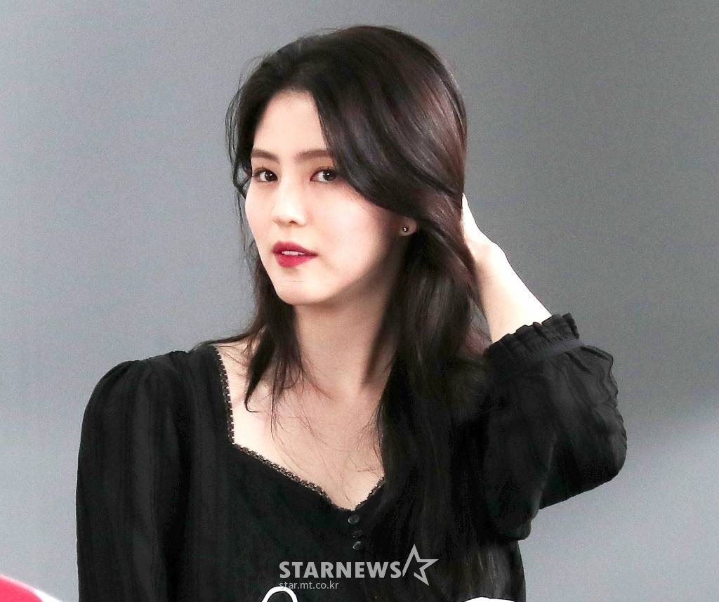 배우 한소희가 8일 오후 부산 해운대구 우동 영화의 전당에서 진행된 제26회 부산국제영화제 초청작 넷플릭스 '마이네임' 오픈 토크에 참석해 관객들을 바라보고 있다. 2021.10.08 /사진=김창현 기자 chmt@