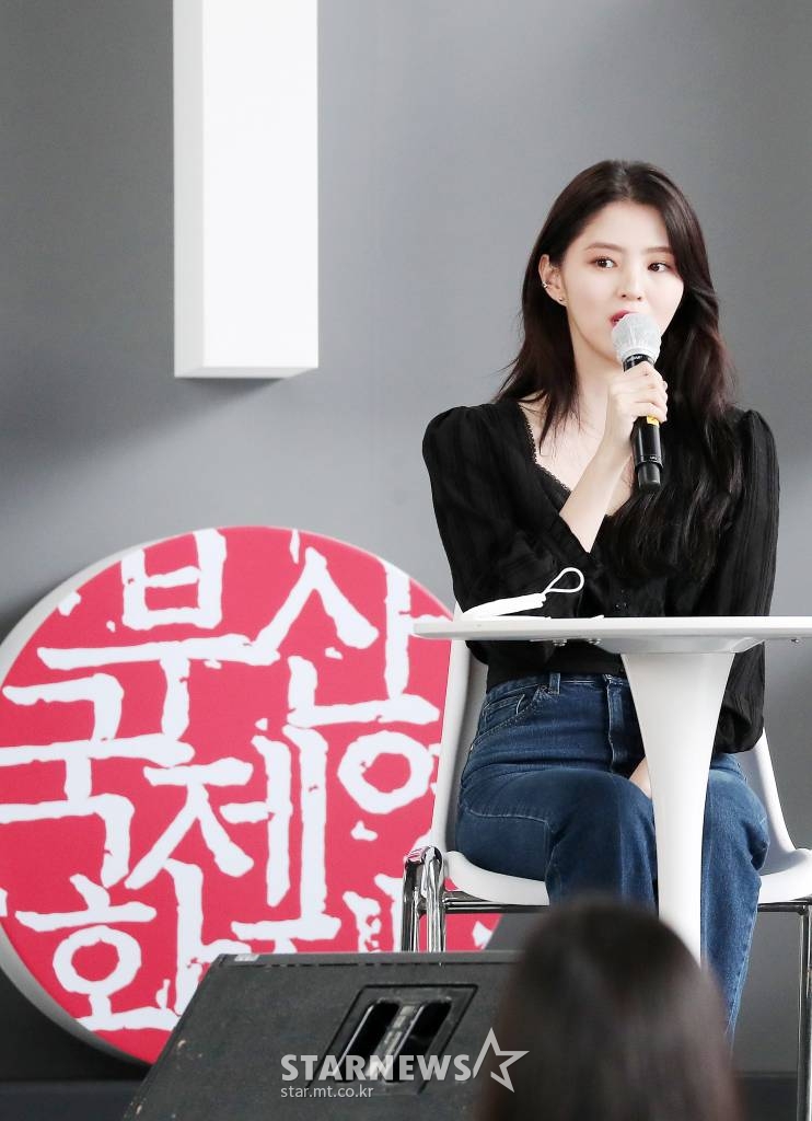 배우 한소희가 8일 오후 부산 해운대구 우동 영화의 전당에서 진행된 제26회 부산국제영화제 초청작 넷플릭스 '마이네임' 오픈 토크에 참석해 인사말을 하고 있다. 2021.10.08 /사진=김창현 기자 chmt@