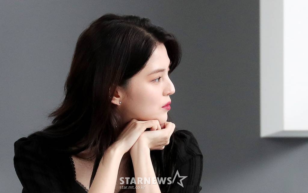 배우 한소희가 8일 오후 부산 해운대구 우동 영화의 전당에서 진행된 제26회 부산국제영화제 초청작 넷플릭스 '마이네임' 오픈 토크에 참석해 생각에 잠겨 있다. 2021.10.08 /사진=김창현 기자 chmt@