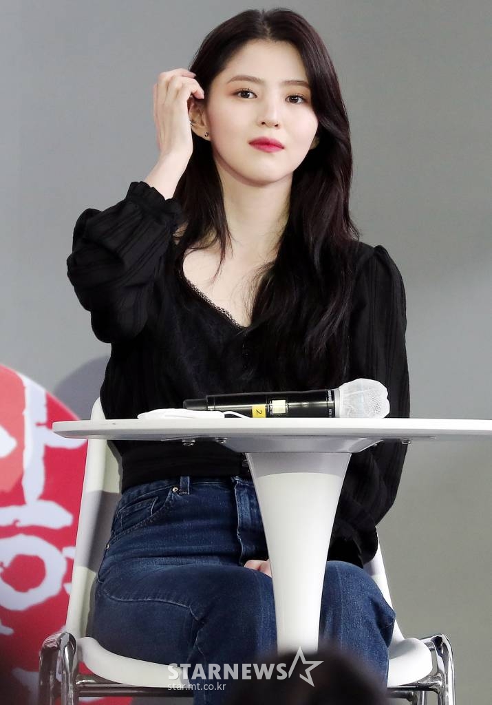 배우 한소희가 8일 오후 부산 해운대구 우동 영화의 전당에서 진행된 제26회 부산국제영화제 초청작 넷플릭스 '마이네임' 오픈 토크에 참석해 관객을 바라보고 있다. 2021.10.08 /사진=김창현 기자 chmt@