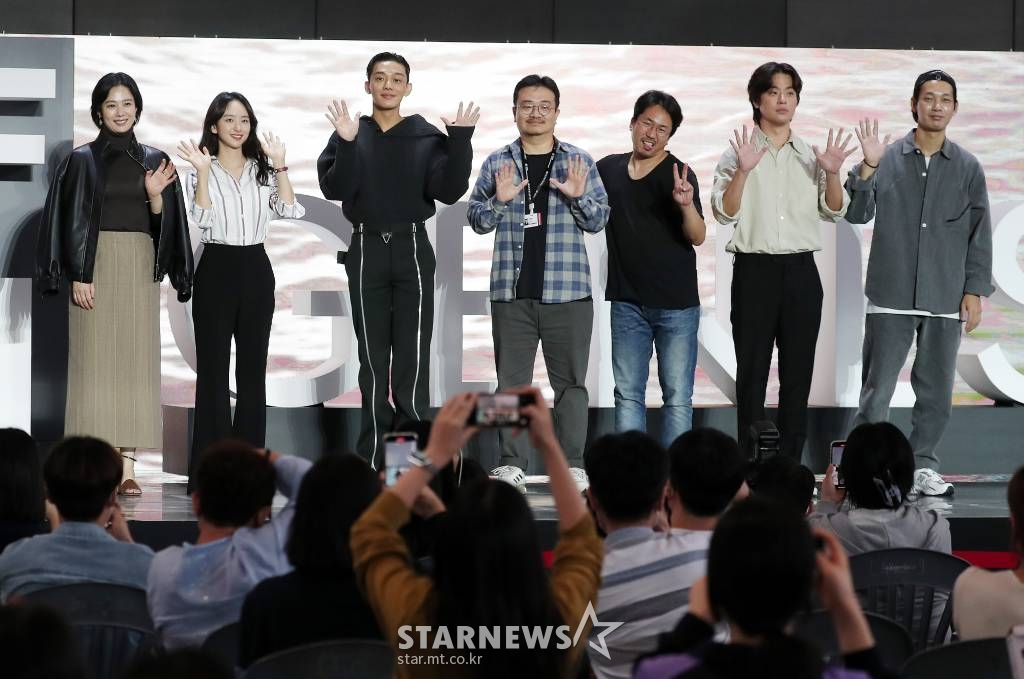 연상호 감독(가운데), 배우 김현주, 원진아, 유아인, 양익준, 박정민, 김도윤 8일 오후 부산 해운대구 우동 영화의 전당에서 진행된 제26회 부산국제영화제 초청작 넷플릭스 '지옥' 오픈 토크에 참석해 인사말을 하고 있다. 2021.10.08 /사진=김창현 기자 chmt@