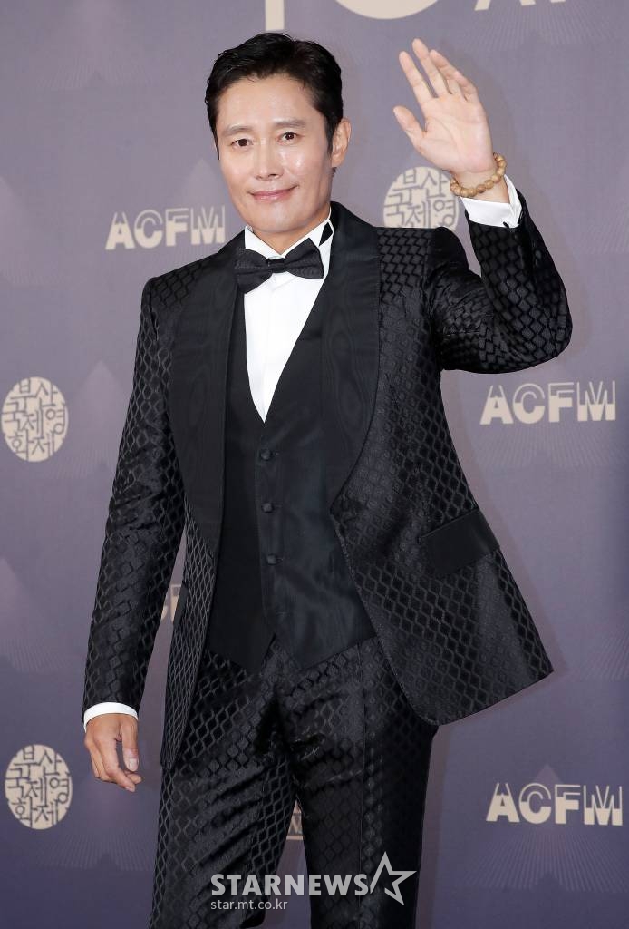 배우 이병헌이 8일 오후 부산 해운대구 파라다이스호텔 그랜드볼룸에서 진행된 '제26회 부산국제영화제'(BIFF) 아시아 필름 어워즈에 참석해 포토타임을 갖고 있다. 2021.10.08 /사진=김창현 기자 chmt@
