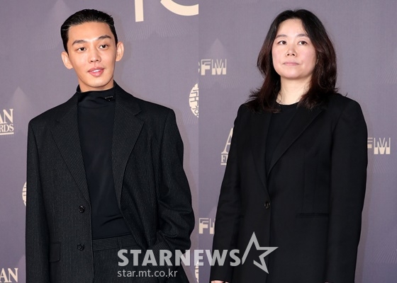 배우 유아인, 홍의정 감독이 8일 오후 부산 해운대구 파라다이스호텔 그랜드볼룸에서 진행된 '제26회 부산국제영화제'(BIFF) 아시아 필름 어워즈에 참석해 포토타임을 갖고 있다. 2021.10.08 /사진=김창현 기자 chmt@
