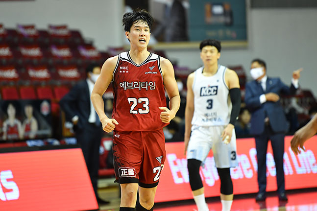 안양 KGC 전성현이 9일 안양실내체육관에서 열린 전주 KCC전에서 3점슛을 성공시킨 뒤 환호하고 있다. /사진=KBL