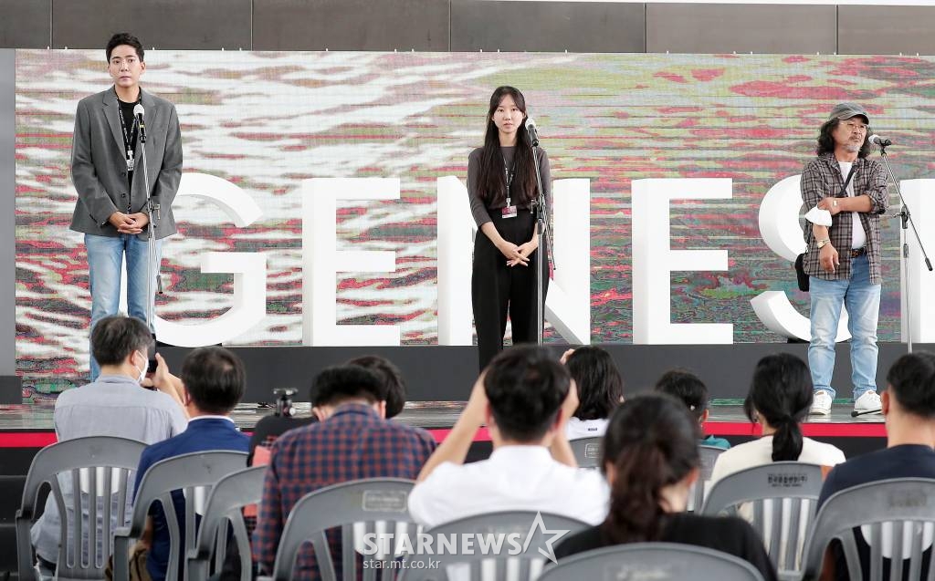 배우 신석호, 박미소, 기주봉이 9일 오후 부산 해운대구 우동 영화의 전당에서 진행된 제26회 부산국제영화제 초청작 '인트로덕션' 야외 무대인사에 참석해 인사하고 있다. 2021.10.09 /사진=김창현 기자 chmt@