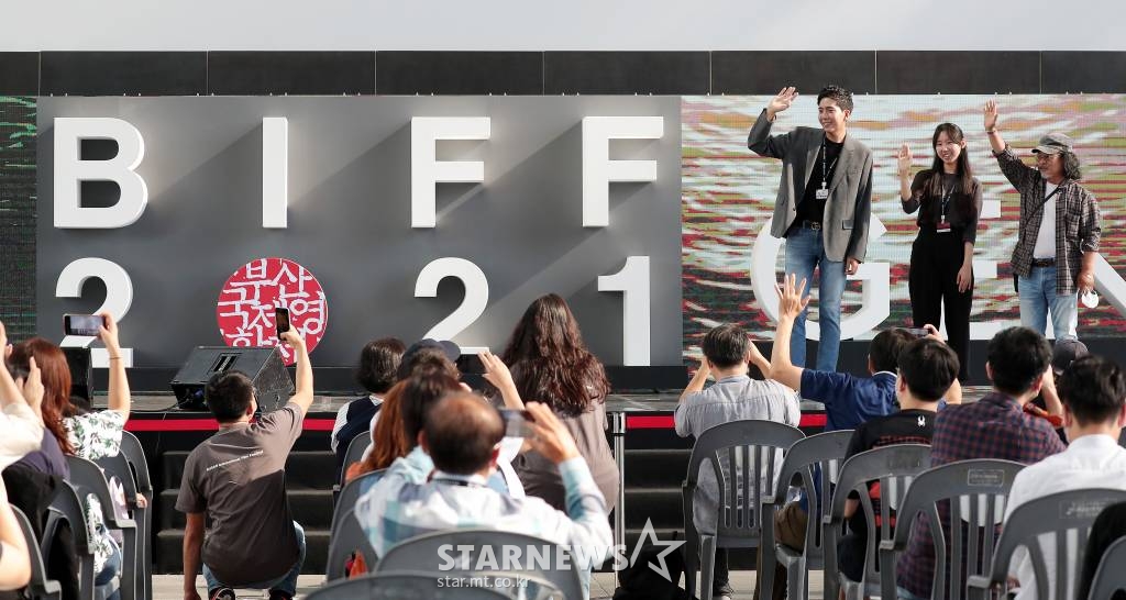 배우 신석호, 박미소, 기주봉이 9일 오후 부산 해운대구 우동 영화의 전당에서 진행된 제26회 부산국제영화제 초청작 '인트로덕션' 야외 무대인사에 참석해 인사하고 있다. 2021.10.09 /사진=김창현 기자 chmt@