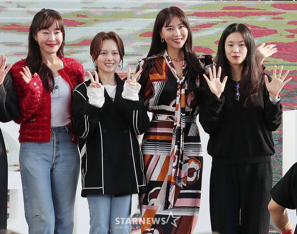 배우 엄지원, 정지소, 오윤아, 이설이 9일 오후 부산 해운대구 우동 영화의 전당에서 진행된 제26회 부산국제영화제 초청작 '방법 재차의' 야외 무대인사에 참석해 포즈를 취하고 있다. 2021.10.09 /사진=김창현 기자 chmt@